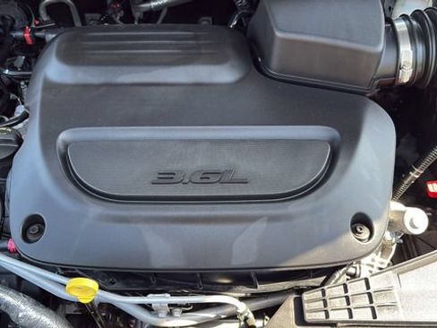 Used 2023 Chrysler Pacifica Touring-L FWD image 31