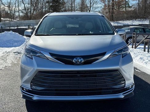 Used 2025 Toyota Sienna Platinum image 11