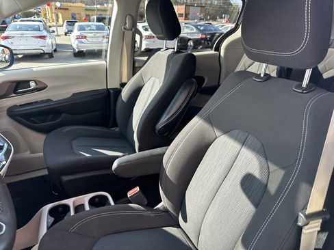 Used 2023 Chrysler Voyager LX image 19