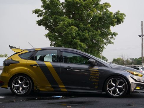Used 2017 Ford Focus ST w/ Equipment Group 401A FWD image 4