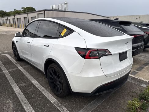 Used 2021 Tesla Model Y Long Range AWD/4WD image 3