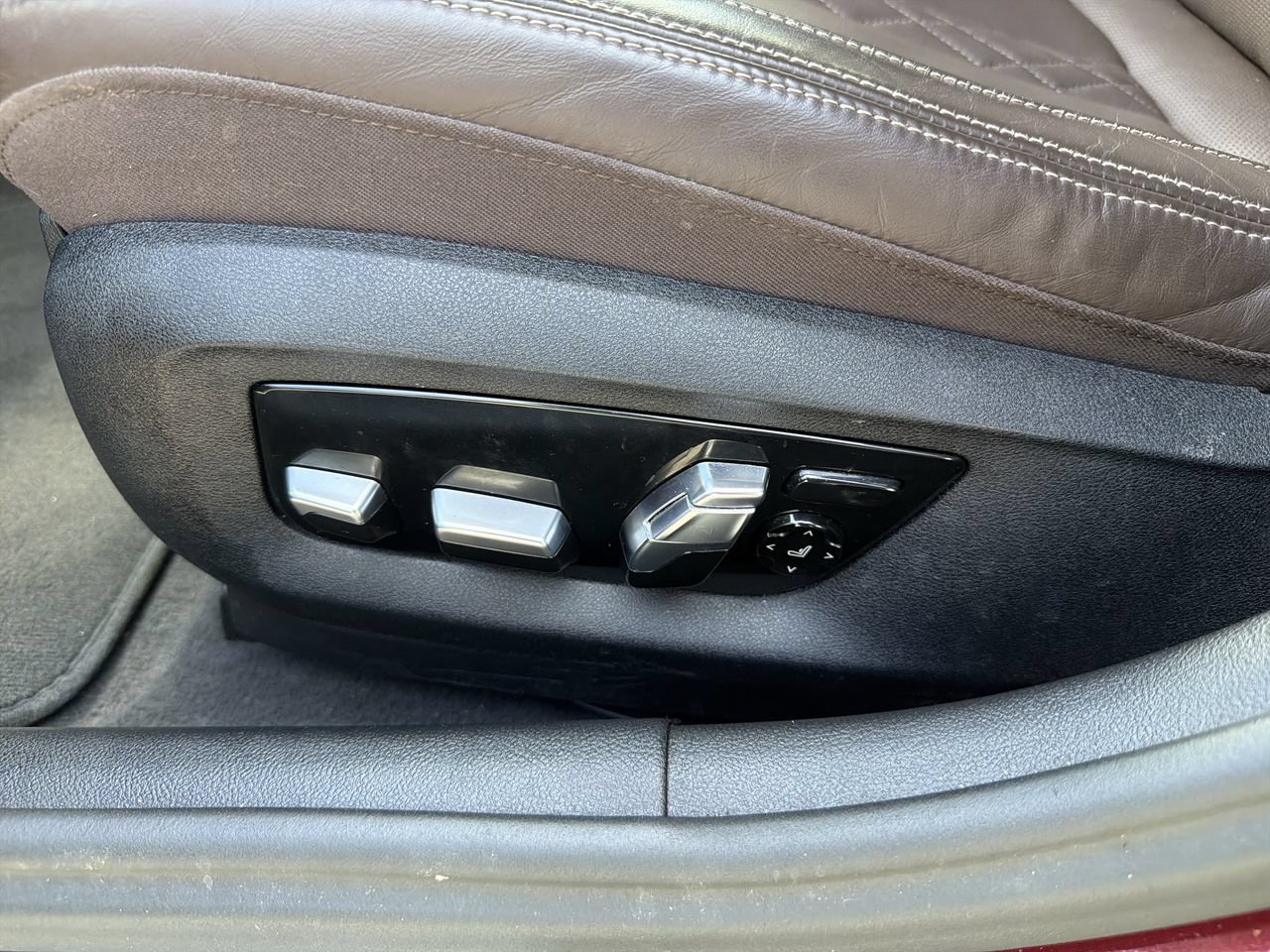 Used 2023 BMW 530e w/ Premium Package RWD image 15