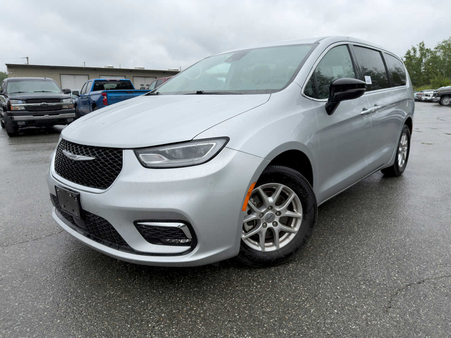 Used 2024 Chrysler Pacifica Touring-L FWD image 1