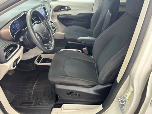 Used 2017 Chrysler Pacifica Touring w/ Tire & Wheel Group image 10