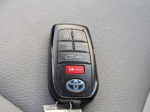 Used 2023 Toyota Sienna XLE image 22