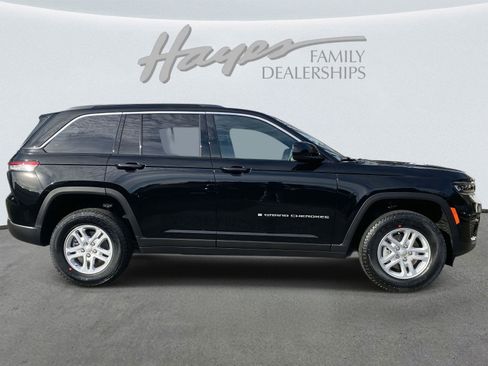 New 2025 Jeep Grand Cherokee Laredo image 3