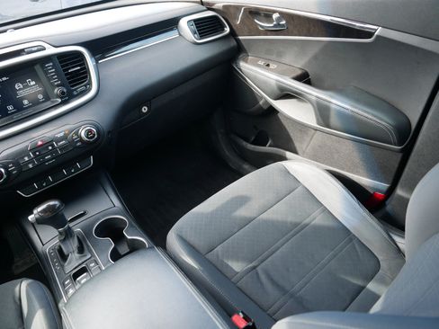 Used 2017 Kia Sorento LX w/ LX Convenience Package image 11