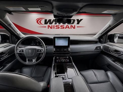 Used 2018 Lincoln Navigator L Select RWD image 10