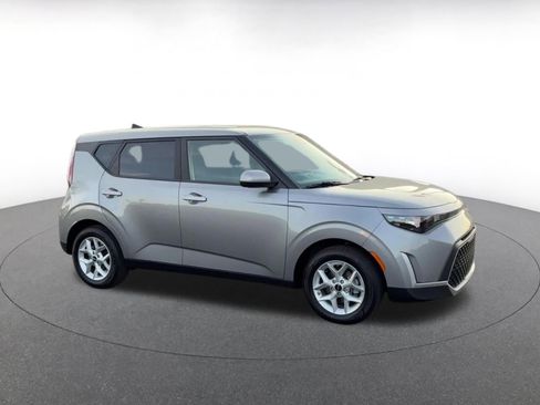 Used 2025 Kia Soul LX w/ LX Technology Package image 2