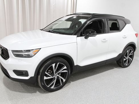 Used 2020 Volvo XC40 T5 R-Design image 3