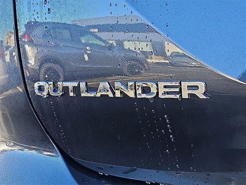 New 2026 Mitsubishi Outlander SE image 21