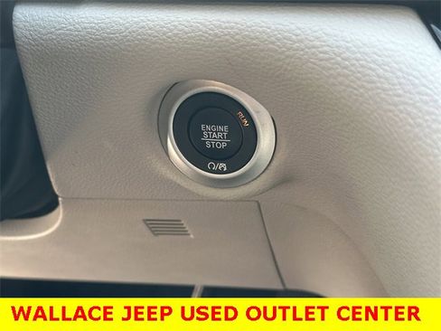 Certified 2023 Chrysler Pacifica Touring-L image 22