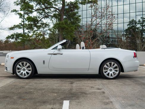 Used 2017 Rolls-Royce Dawn RWD image 20