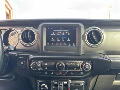 Used 2019 Jeep Wrangler Unlimited Sahara image 24