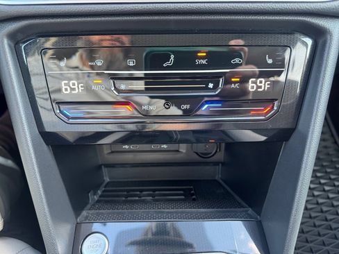 Used 2025 Volkswagen Taos SE w/ Panoramic Sunroof Package image 22