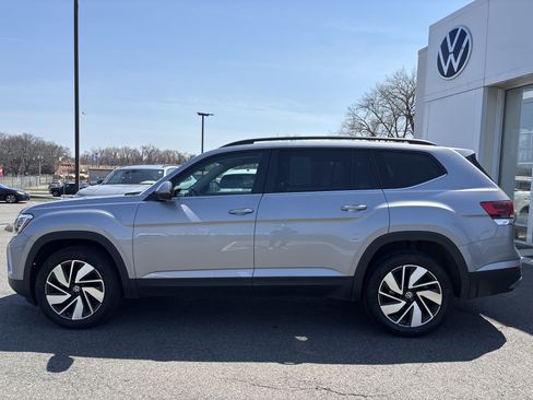 Used 2025 Volkswagen Atlas SE AWD/4WD image 3