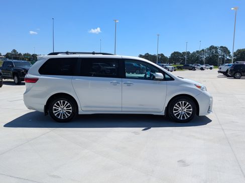 Used 2020 Toyota Sienna XLE w/ XLE Navigation Package FWD image 6