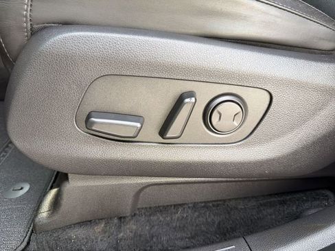 Used 2023 Kia Carnival LX FWD image 14