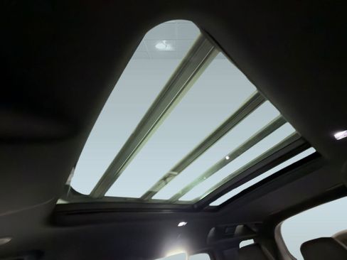 Used 2023 Land Rover Defender 110 X-Dynamic SE image 14