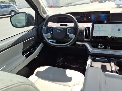 Certified 2025 Ford Expedition Max Platinum w/ Driver's Package AWD/4WD image 10