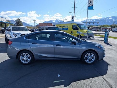 Used 2018 Chevrolet Cruze LT FWD image 2