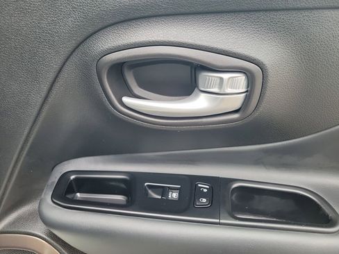 Used 2023 Jeep Renegade Latitude image 37