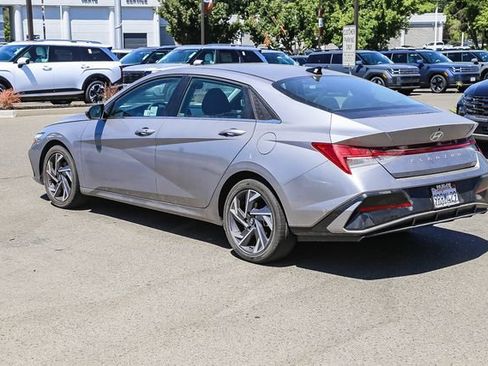 Used 2025 Hyundai Elantra SEL FWD image 2
