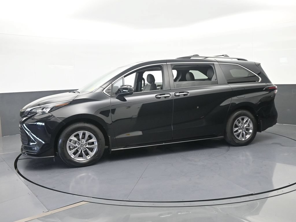 Used 2025 Toyota Sienna XLE w/ XLE Plus Package FWD image 2