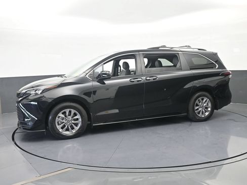 Used 2025 Toyota Sienna XLE w/ XLE Plus Package FWD image 2