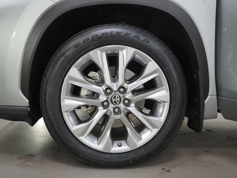 Used 2024 Toyota Highlander Limited AWD/4WD image 34