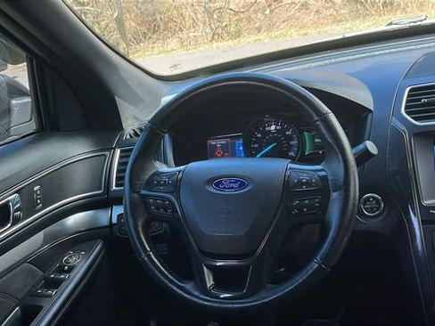 Used 2018 Ford Explorer XLT w/ Equipment Group 202A AWD/4WD image 21