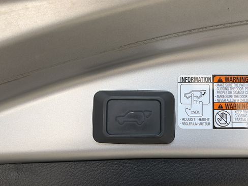 Used 2018 Toyota RAV4 XLE FWD image 15