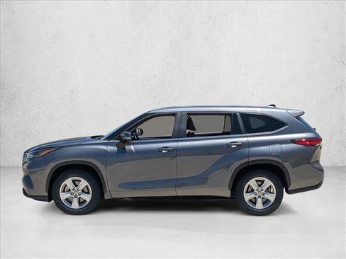 Used 2023 Toyota Highlander LE FWD image 8