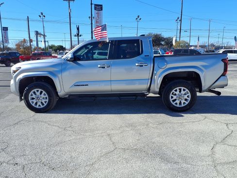 Used 2025 Toyota Tacoma SR5 image 8