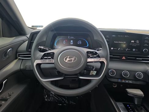 Certified 2025 Hyundai Elantra SE FWD image 12