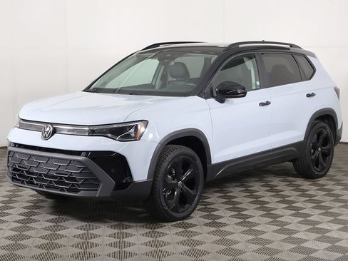Used 2025 Volkswagen Taos SE AWD/4WD image 10