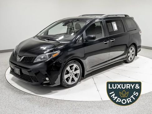 Used 2018 Toyota Sienna SE FWD image 1