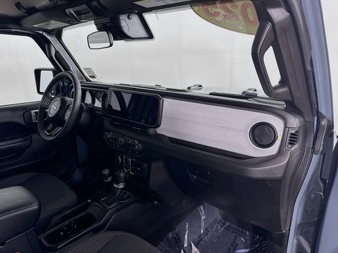 Certified 2025 Jeep Gladiator Sport AWD/4WD image 40