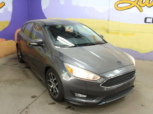 Used 2017 Ford Focus SE w/ SE Sport Package FWD image 2