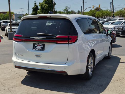 Used 2024 Chrysler Pacifica Touring-L FWD image 3