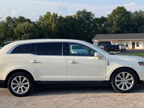 Used 2013 Lincoln MKT AWD image 9