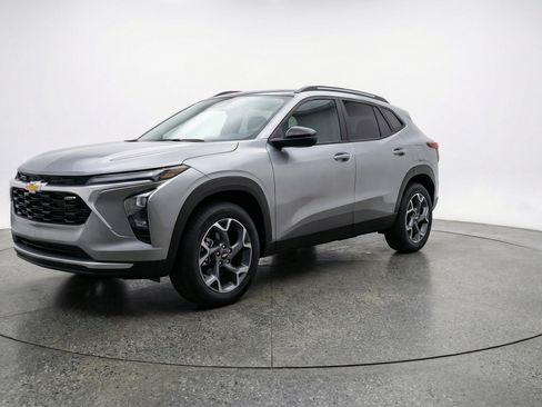 Used 2025 Chevrolet Trax LT w/ LT Convenience Package image 3