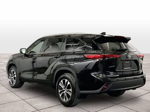 Used 2023 Toyota Highlander XLE AWD/4WD image 10
