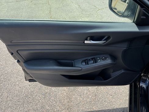 Used 2025 Nissan Altima 2.5 SV image 18