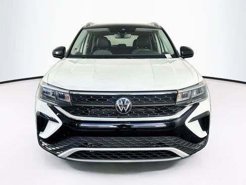 Used 2024 Volkswagen Taos SE AWD/4WD image 2
