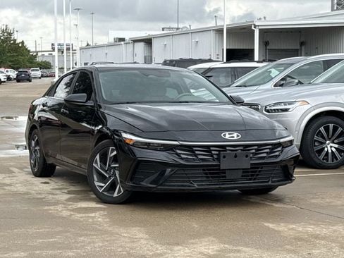 Used 2024 Hyundai Elantra SEL w/ Convenience Package FWD image 2