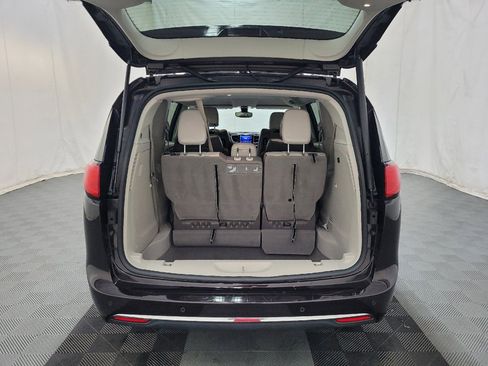 Used 2017 Chrysler Pacifica Touring-L Plus w/ Tire & Wheel Group FWD image 29