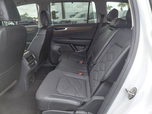 Used 2024 Volkswagen Atlas SE FWD image 17