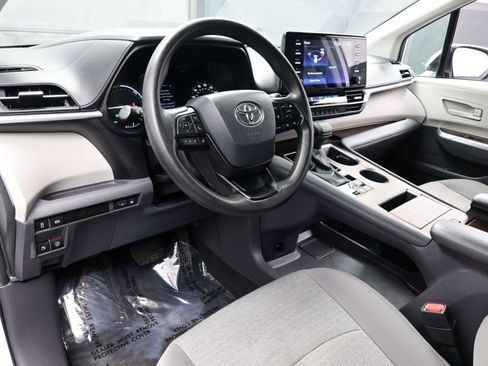 Used 2024 Toyota Sienna LE image 13
