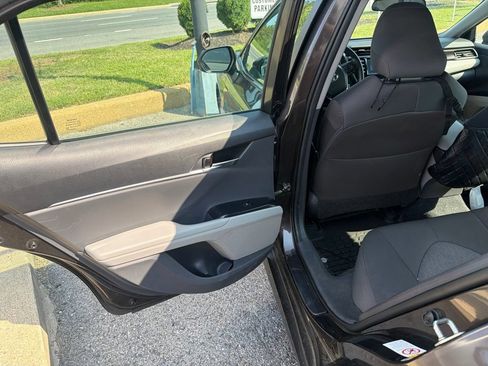 Used 2019 Toyota Camry LE FWD image 9